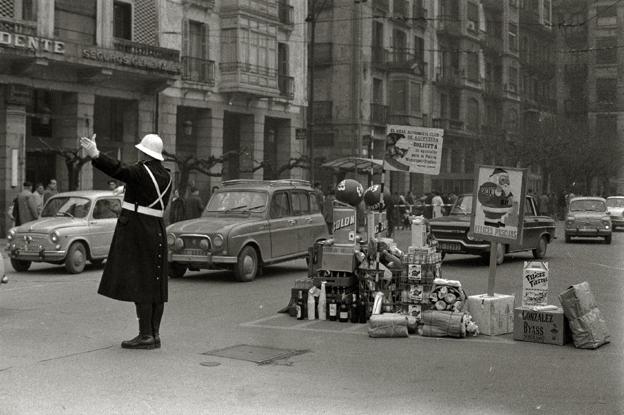 Policía regulando el tráfico rodeado de regalos.