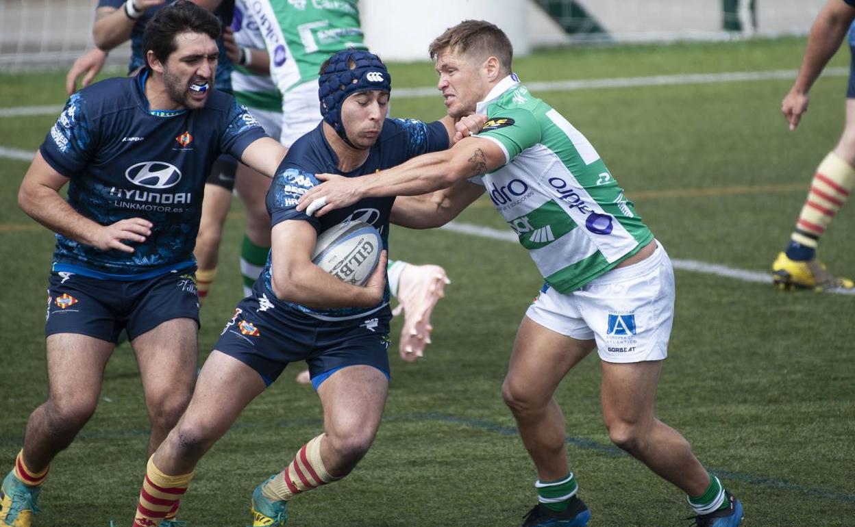 Imagen de archivo de Aldo Cornejo, a la derecha, en el partido ante la Santboiana.