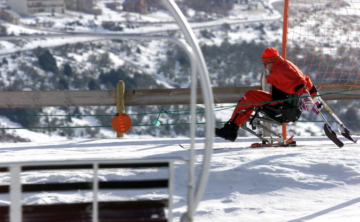 Un esquiador con discapacidad en las pistas de Alto Campoo.