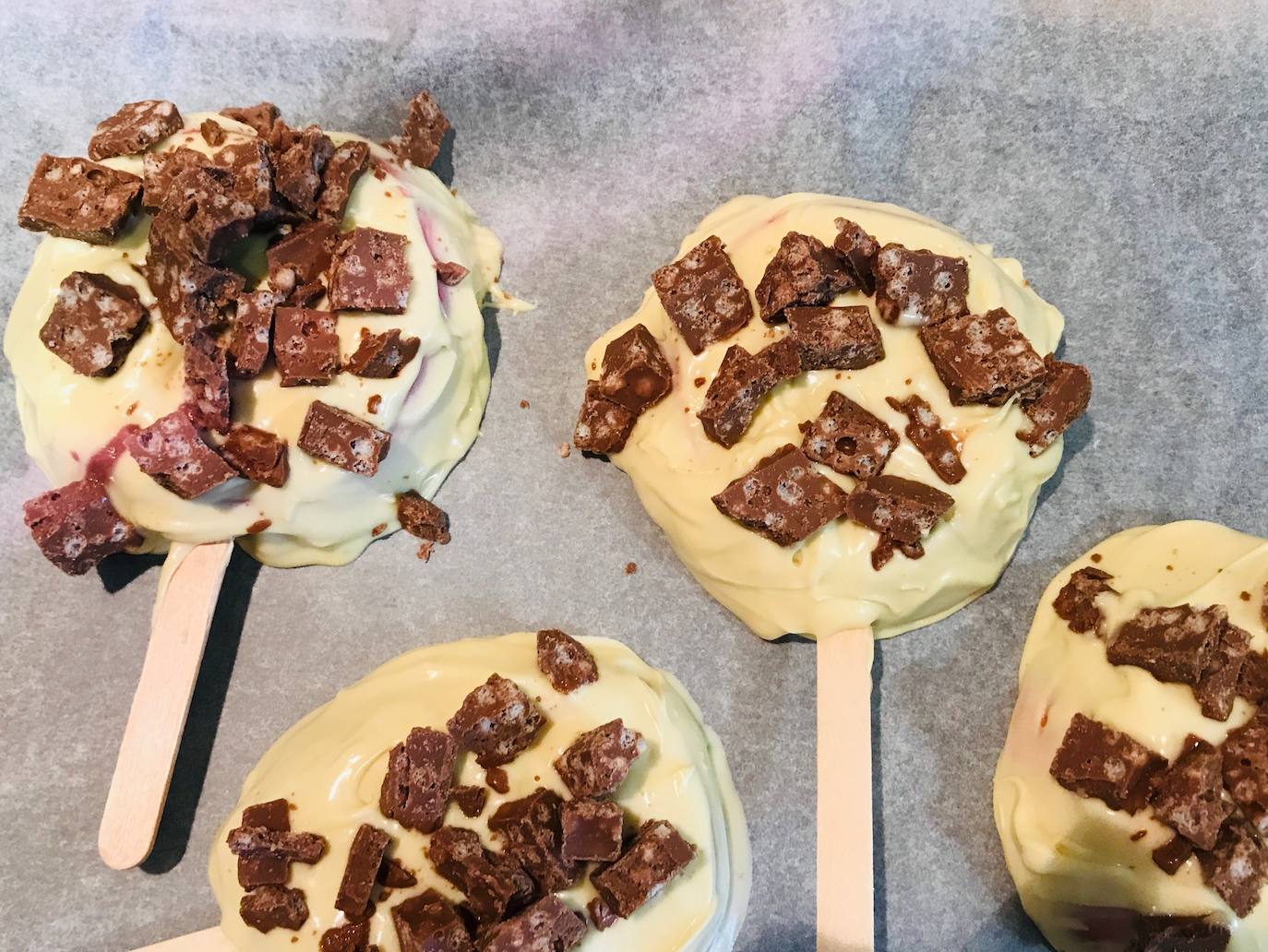 PIRULETAS DE TURRÓN. 11-Meter en el frigorífico para que seque el chocolate.