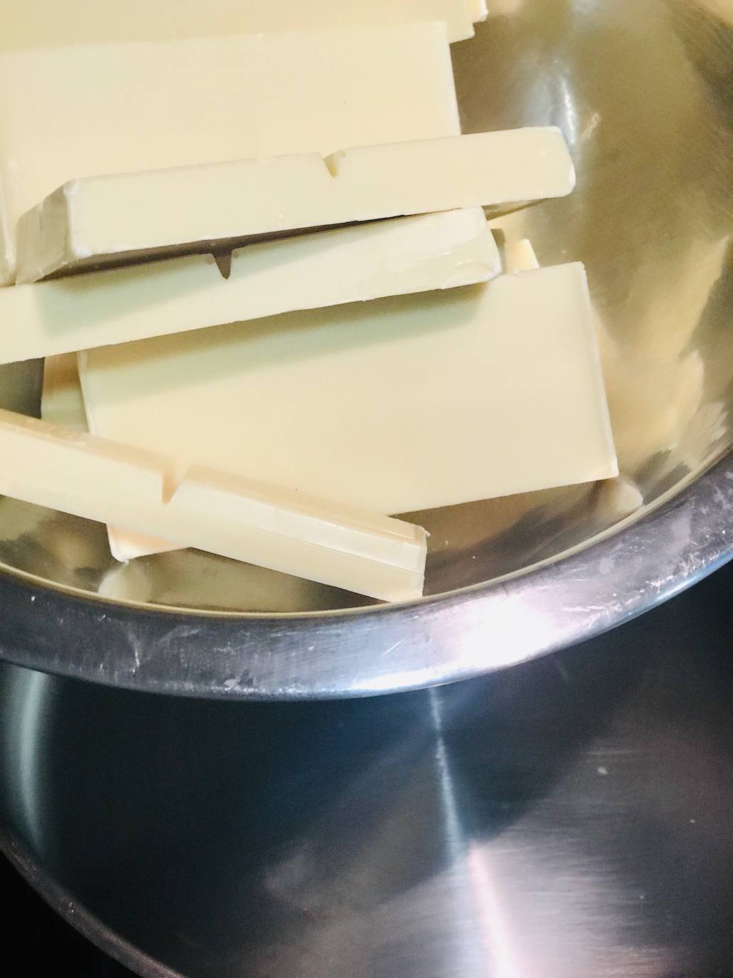 PIRULETAS DE TURRÓN. 1-En un cazo de acero inoxidable fundir el chocolate al baño maría.