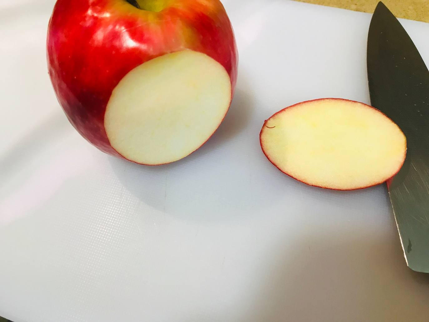 PIRULETAS DE TURRÓN. 5-Quitar una parte de piel de la manzana.