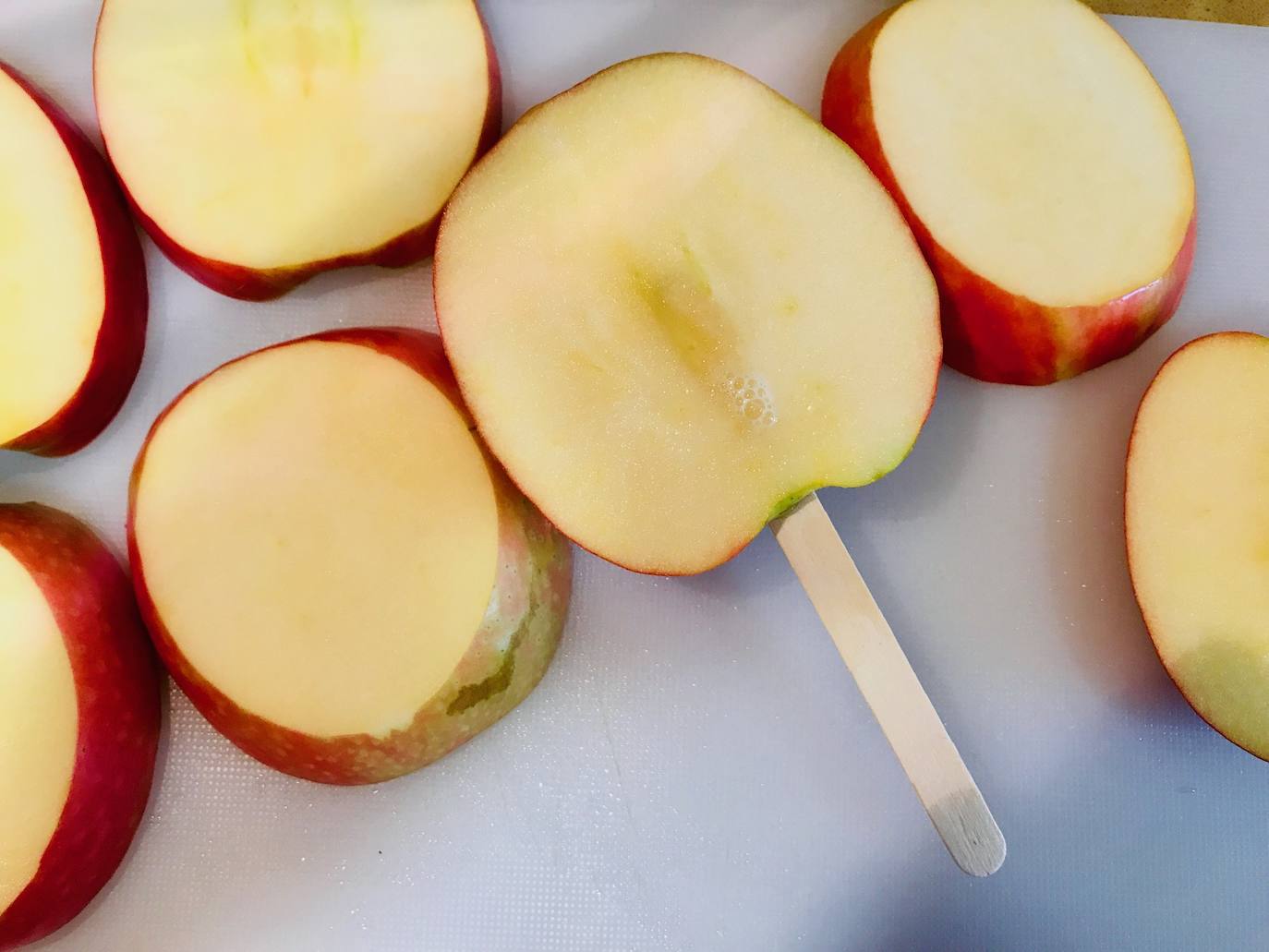 PIRULETAS DE TURRÓN. 7-Insertar el palito de helado en la lámina de manzana con mucho cuidado.