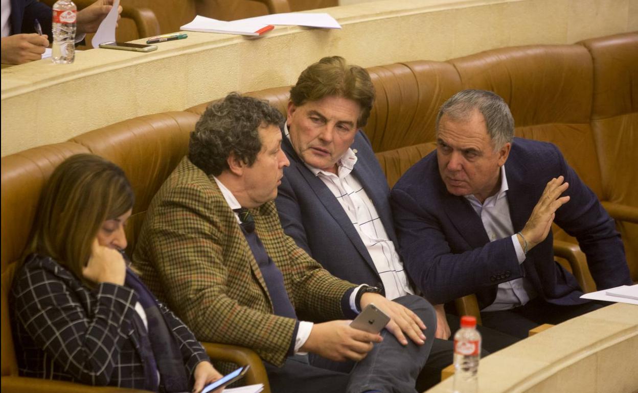 Los diputados del PP María José Sáenz de Buruaga, Íñigo Fernández, Pedro Gómez y Lorenzo Vidal de la Peña, en el Pleno de este lunes.