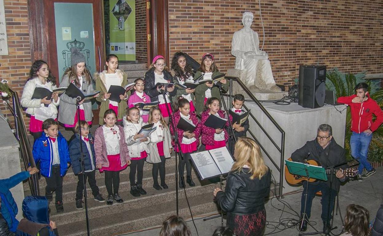 Los niños del municipio volverán a cantar villancicos tras el encendido de las luces.