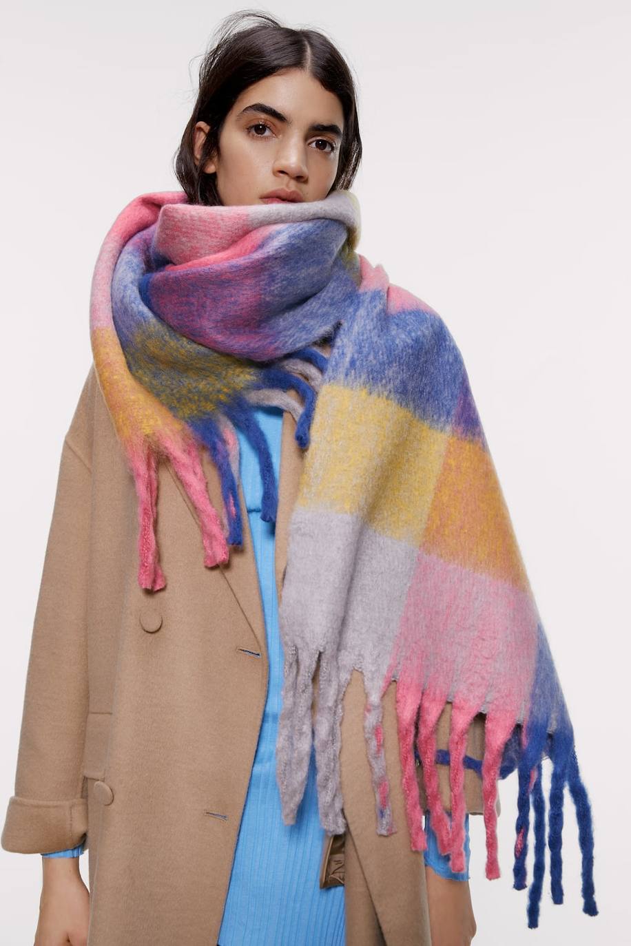 Bufanda XXL multicolor con estampado de cuadros y flecos de Zara, 22,95 euros.