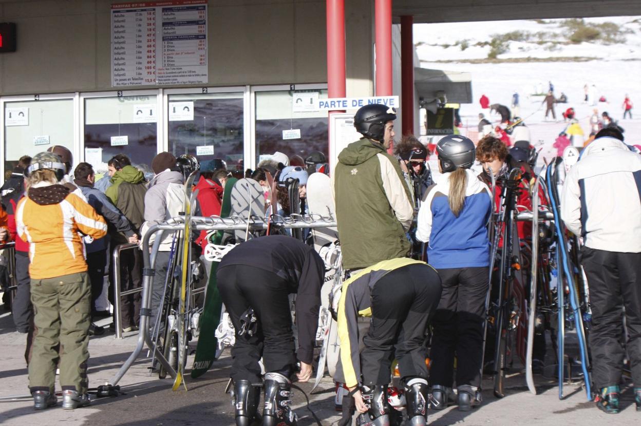 Los esquiadores adquieren sus pases para disfrutar de los remontes de Alto Campoo. 