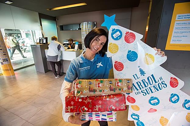 Cristina García, junto al 'Árbol de los sueños' de su oficina, en Marqués de la Hermida. 