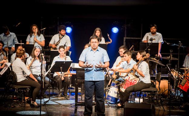 Orquesta de Instrumentos Reciclados de Cateura en una de sus actuaciones