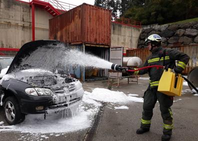 Imagen secundaria 1 - El parque de bomberos de Castro Urdiales, siempre alerta y en forma