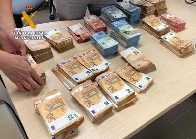 Imagen secundaria 1 - La Guardia Civil contando el dinero intervenido y muestra de las drogas y utensilios incautados.