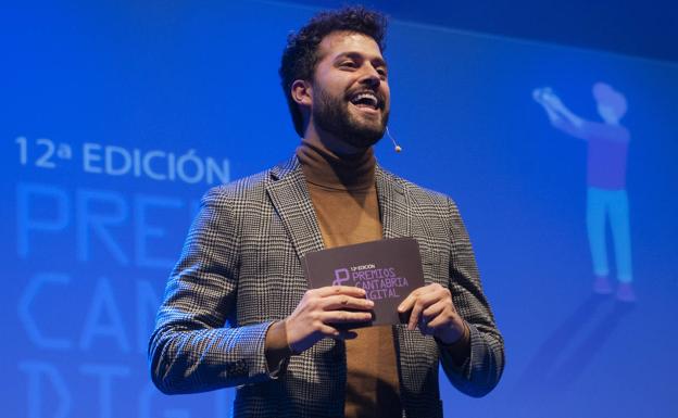 El presentador en la gala de los Premios Cantabria Digital.