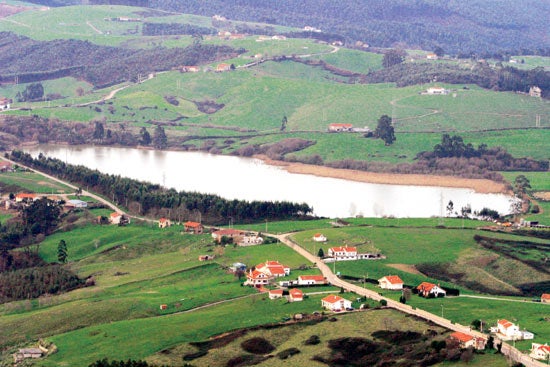 El Pozón de la Dolores, lago artificial creado como lavadero de mineral.