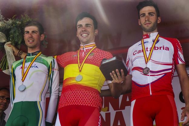 Diego Tirilonte (centro), tras proclamarse campeón de España contrarreloj sub 23 en 2015. :: dm