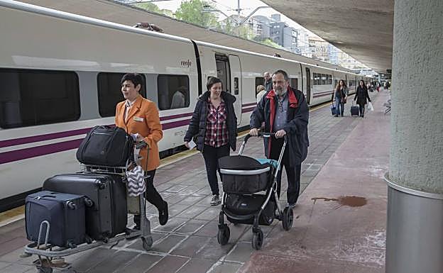Tren Alvia en la estación de Santander.