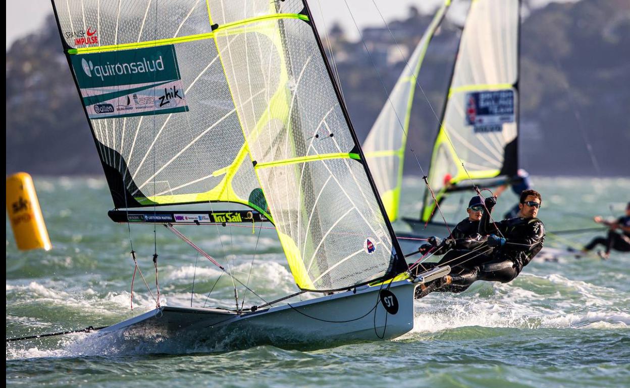 Iago López, en primer término, y Diego Botín en una de las regatas del primer día de competición en el Mundial