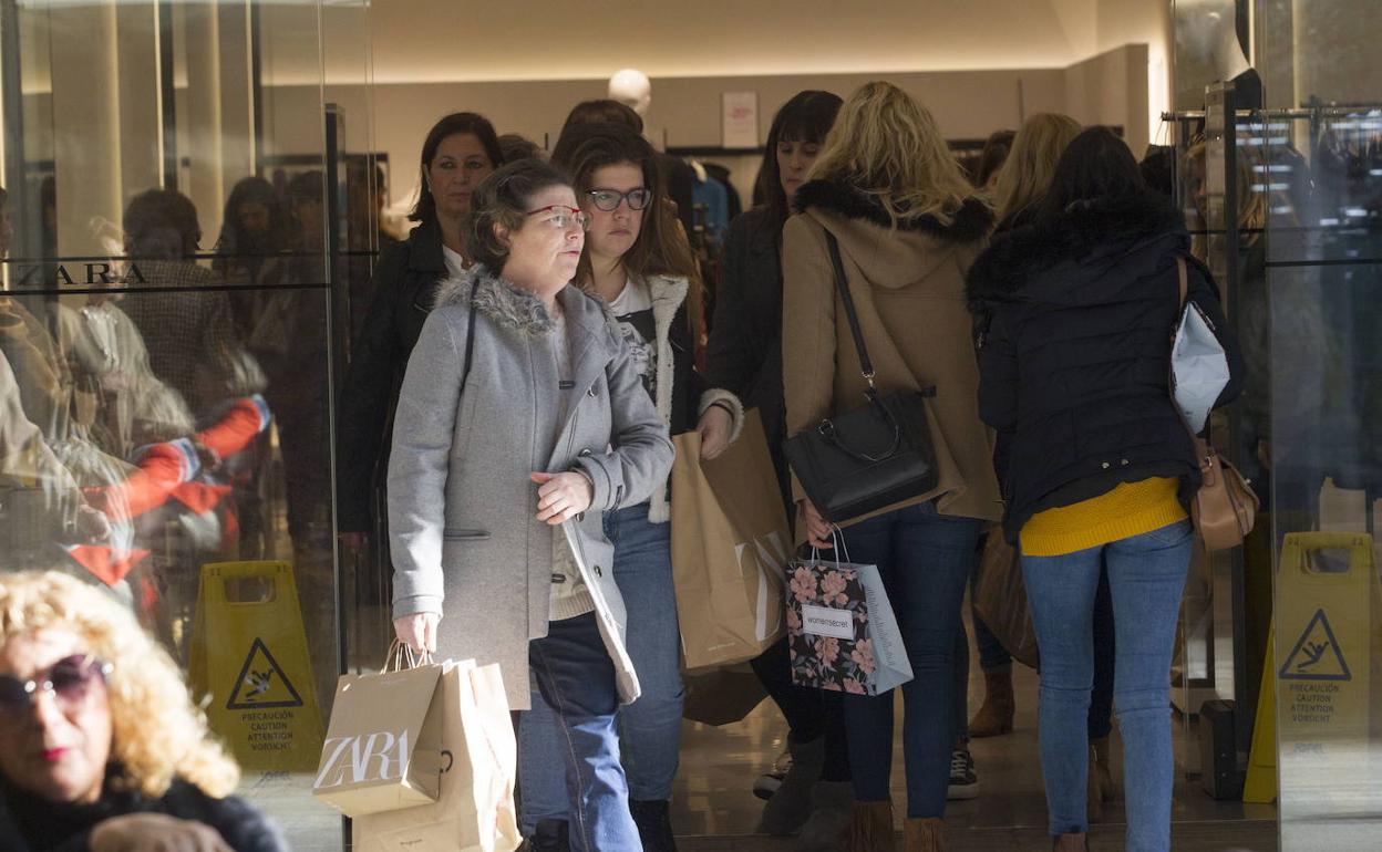 Imagen de archivo de santanderinos comprando en un comercio del centro durante el 'Black Friday'.