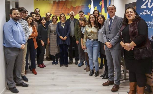 Paula Fernández, en el centro, participó ayer en un encuentro con cántabros residentes en Bélgica celebrado en la Oficina de Cantabria en Bruselas