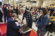 El periodista Javier Rodríguez compila en 'Toda una vida' su singular Enciclopedia de los recuerdos felices. Esta tarde ha presentado el libro en el Corte Inglés donde ha firmado numerosos ejemplares