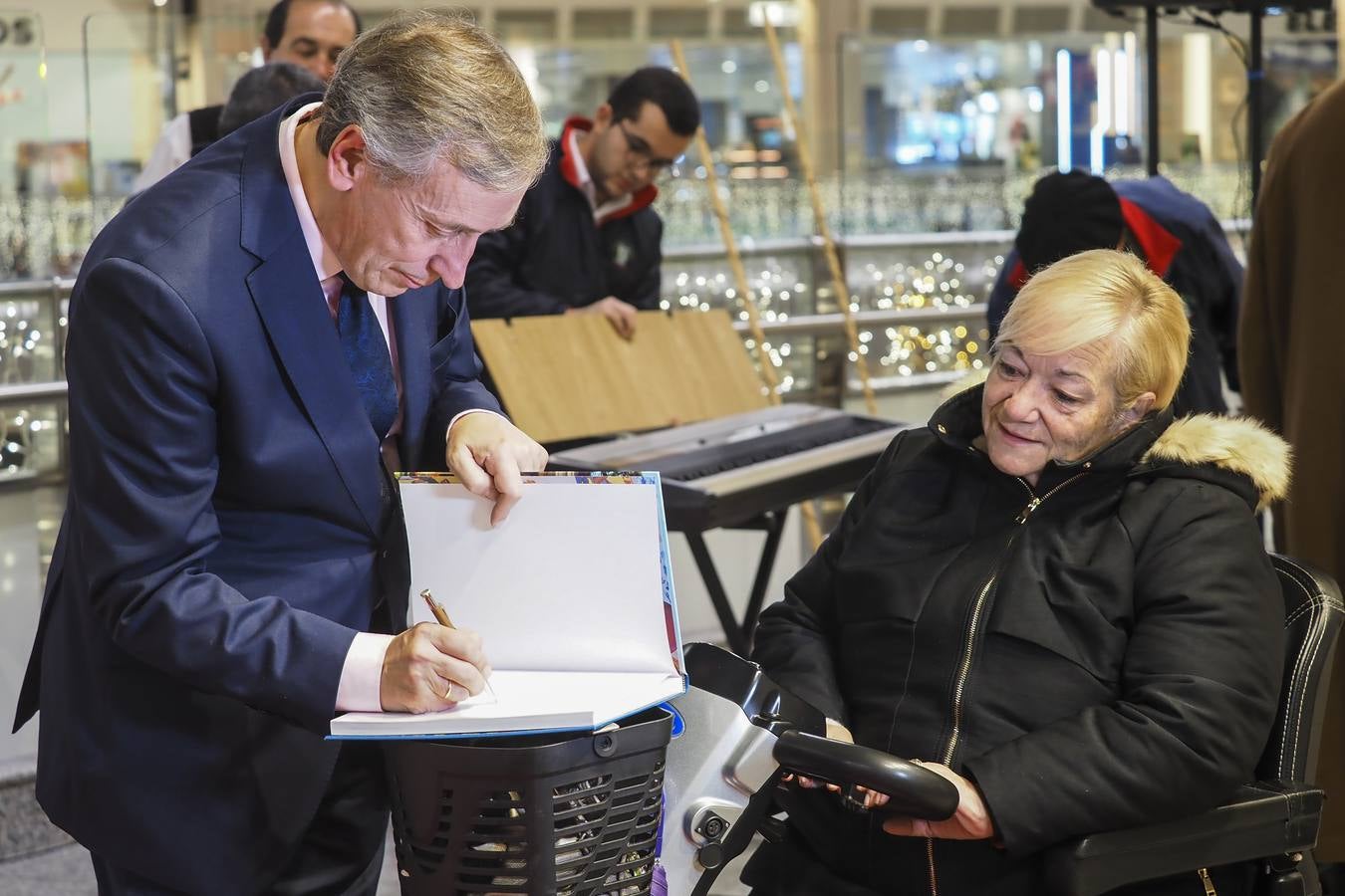 El periodista Javier Rodríguez compila en 'Toda una vida' su singular Enciclopedia de los recuerdos felices. Esta tarde ha presentado el libro en el Corte Inglés donde ha firmado numerosos ejemplares