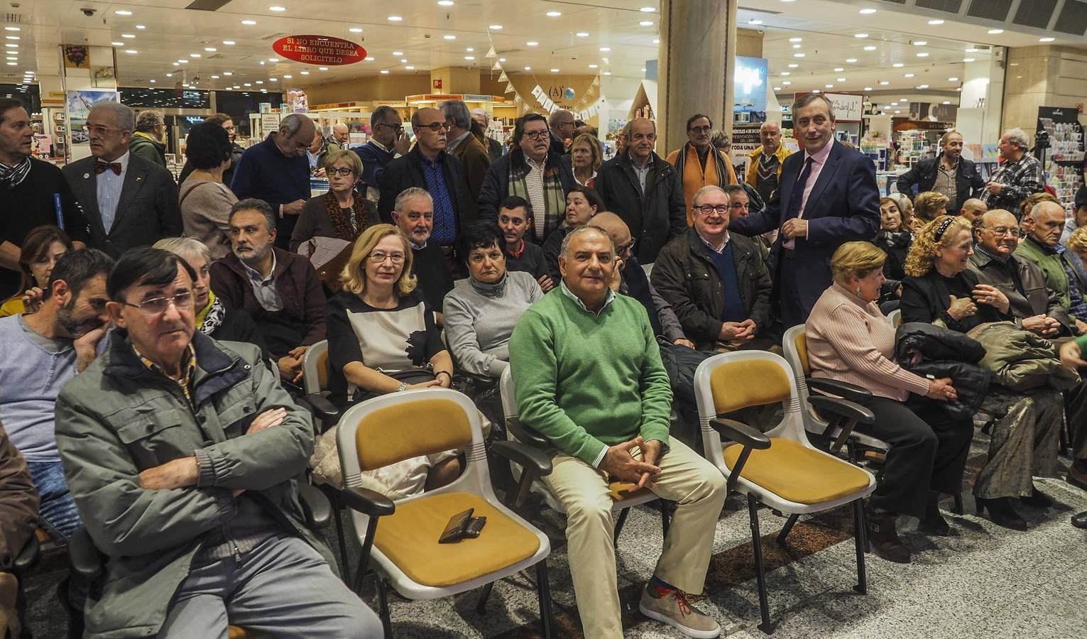 El periodista Javier Rodríguez compila en 'Toda una vida' su singular Enciclopedia de los recuerdos felices. Esta tarde ha presentado el libro en el Corte Inglés donde ha firmado numerosos ejemplares