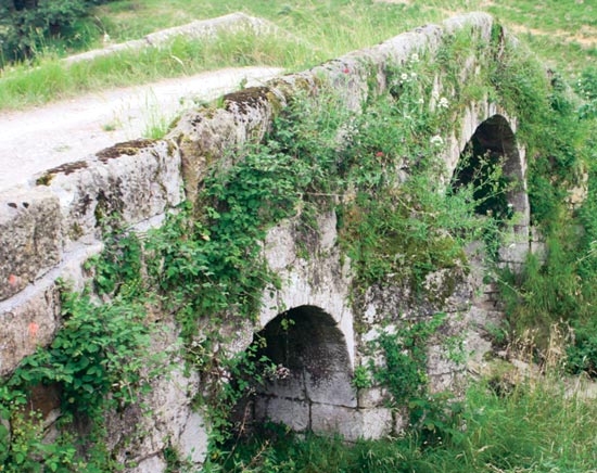 Puente 'romano', en el pueblo de Llanos.