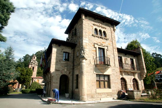 Casona de los Fuentes Pila, sede del Ayuntamiento de Puente Viesgo.