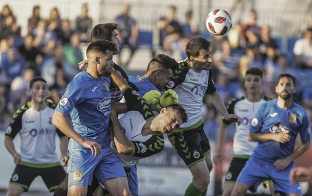 Racing y Fuenlabrada se enfrentaron en la eliminatoria de campeones de la pasada temporada. :: lof