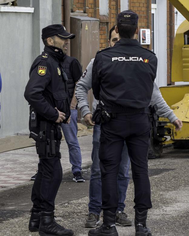 Dos agentes de la Policía Nacional en Santander. 