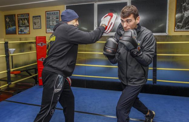 Sergio el 'Niño' García hace guantes con su preparador, Víctor Iglesias, ayer en el Gimnasio Kronk.