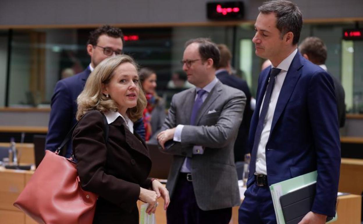 La ministra de Economía, Nadia Calviño, con sus homólogos europeos en Bruselas.