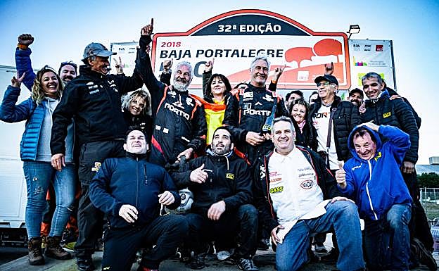 José Luis Peña celebrando con su equipo el campeonato en Portugal.