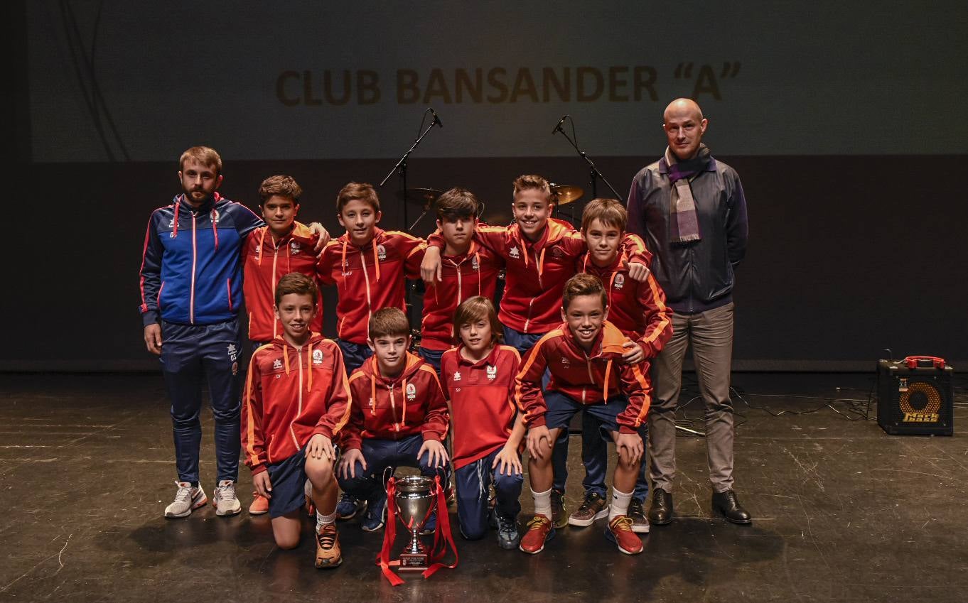 La Federación Cántabra de Fútbol ha celebrado en el Palacio de Festivales su séptima gala anual, en la que se rinde homenaje a los campeones de la pasada temporada