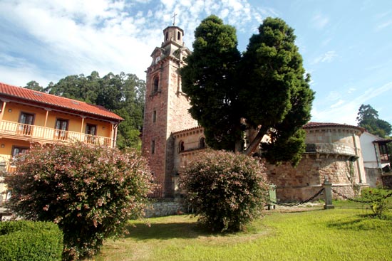 Vista de la iglesia de San Miguel, en Puente Viesgo.