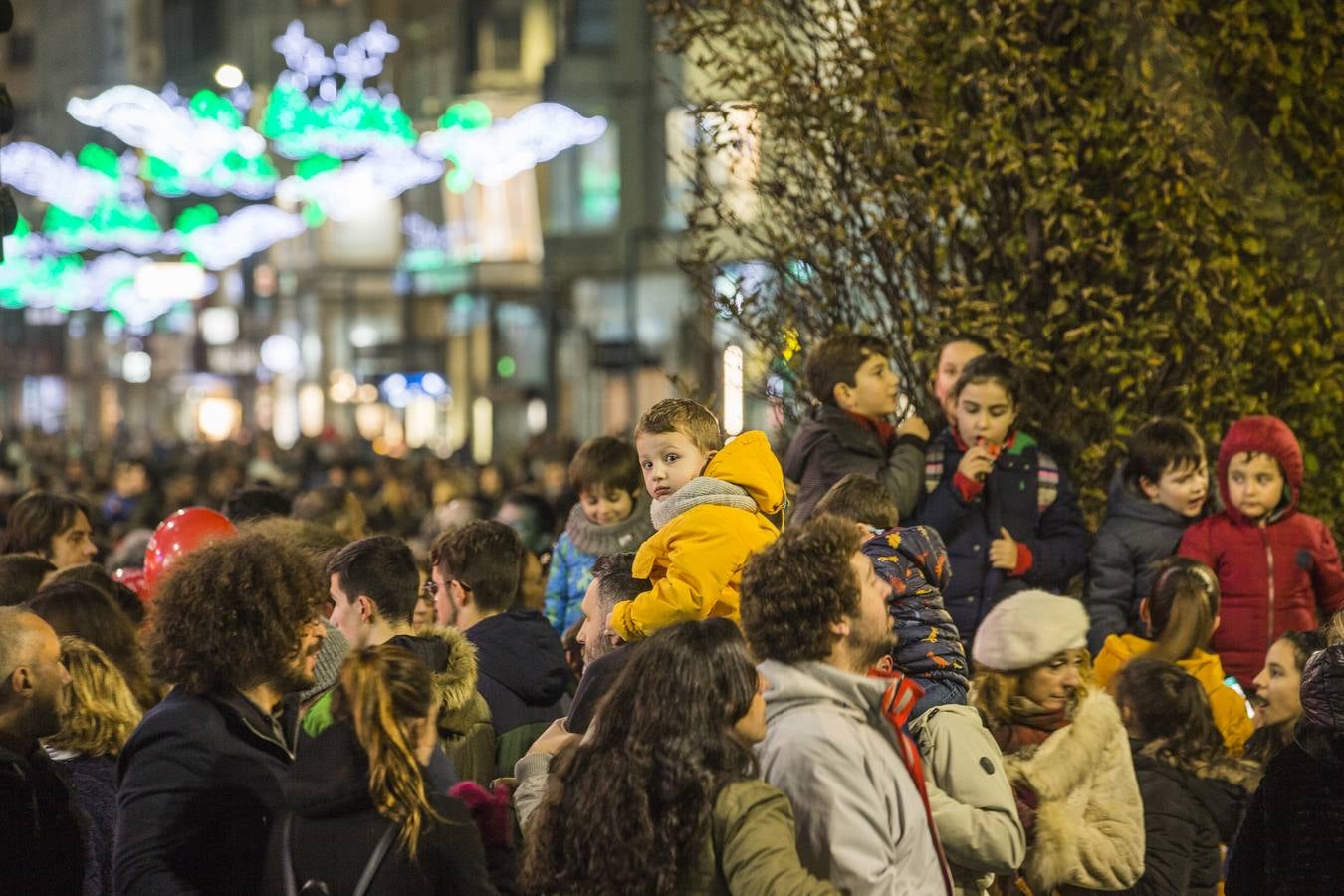 Santander ha dado esta tarde el pistoletazo de salida a la Navidad con la inauguración del belén del Mercado del Este, la apertura de la pista de hielo y el gran tobogán y el encendido del alumbrado que iluminará las calles de la ciudad en estas fechas señaladas.