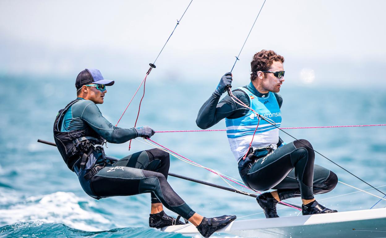 Diego Botín (izquierda) y Iago López, en una de las regatas de este viernes en Auckland