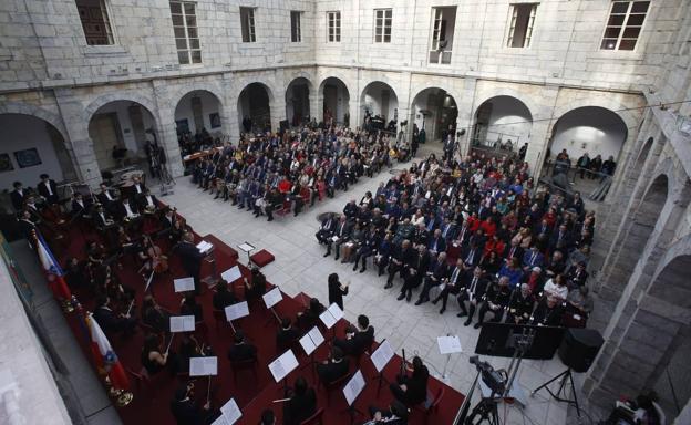 Imagen principal - Diversos momentos del acto celebrado esta mañana en el patio del Parlamento de Cantabria.