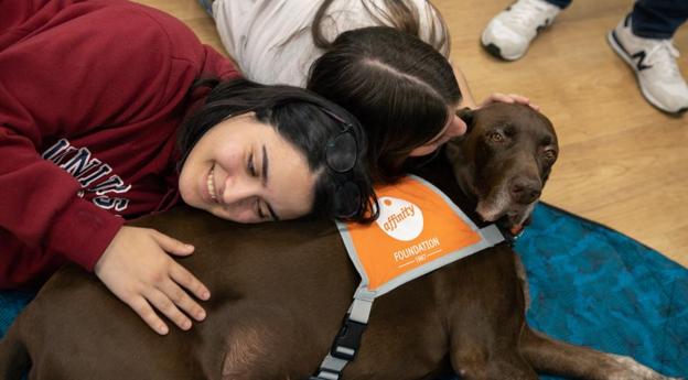 Un abrazo, qué gran gesto también con los perros.