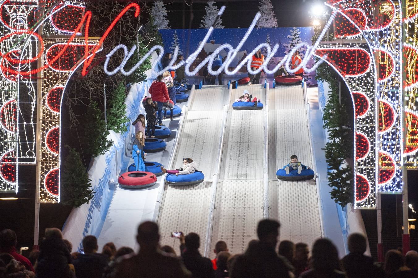 El tobogán gigante instalado en Santander es la gran novedad de las atracciones navideñas de este año, que se suma a la tradicional pista de hielo, el mercadillo y los carruseles infantiles