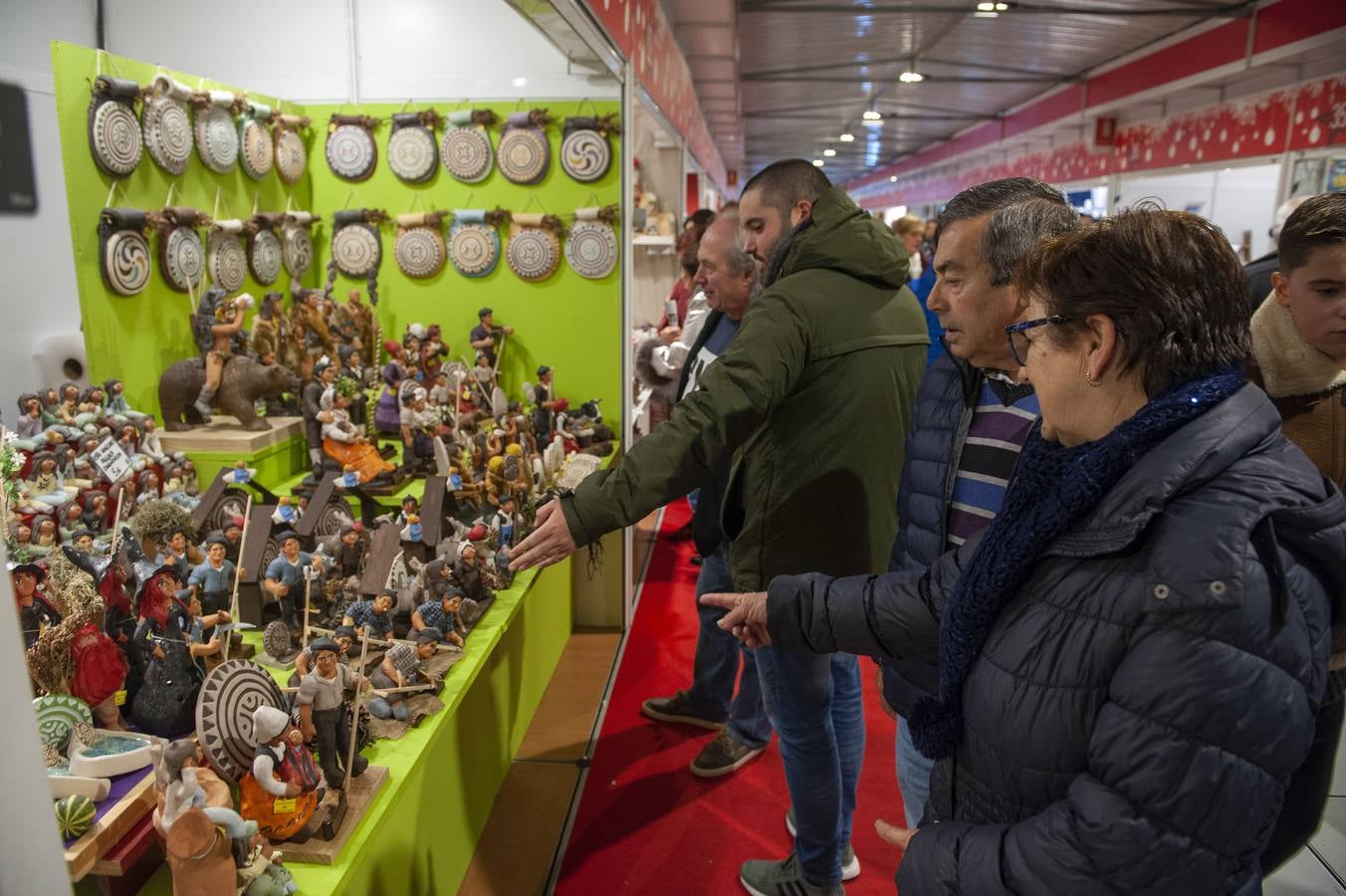 El tobogán gigante instalado en Santander es la gran novedad de las atracciones navideñas de este año, que se suma a la tradicional pista de hielo, el mercadillo y los carruseles infantiles