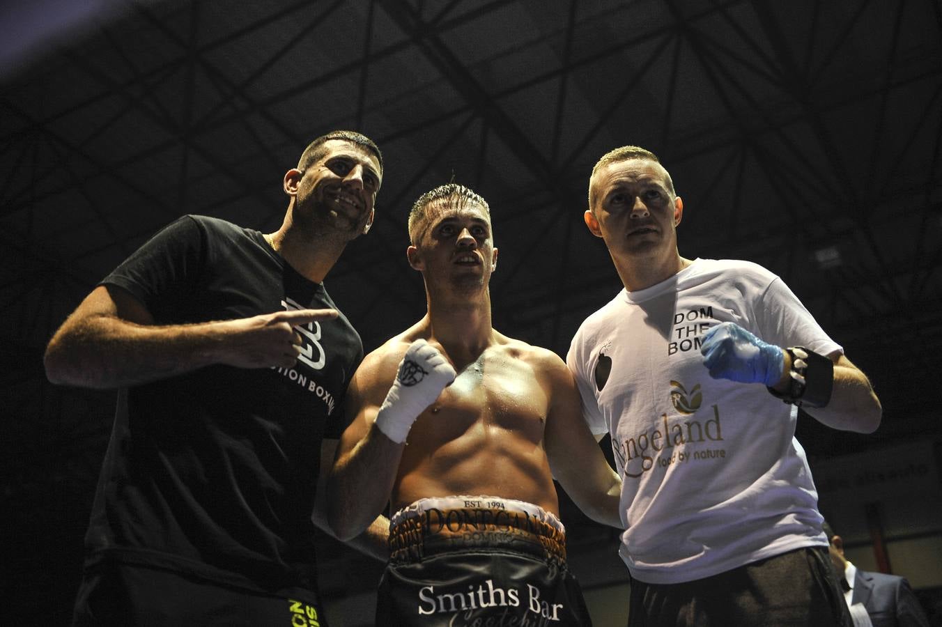 Una nueva velada con el Niño como protagonista y de nuevo un excepcional ambiente en el Vicente Trueba, con colas ya desde primera hora, antes de que comenzara la jornada, que tenía previsto su primer combate para las ocho de la tarde. Y ya desde el principio las gradas del pabellón mostraban una buena afluencia, destinada a multiplicarse para la cita estelar de la noche. También en los alrededores se aprecia el movimiento propio de estas ocasiones, en una noche de sábado en la que el deporte convive con la jornada de puente y fiestas en la Plaza Mayor y la Plaza Roja. En total, más de 2.000 personas para seguir con atención la tercera defensa del título del campeón torrelaveguense, siempre volcado con una ciudad que sabe devolverle el cariño.