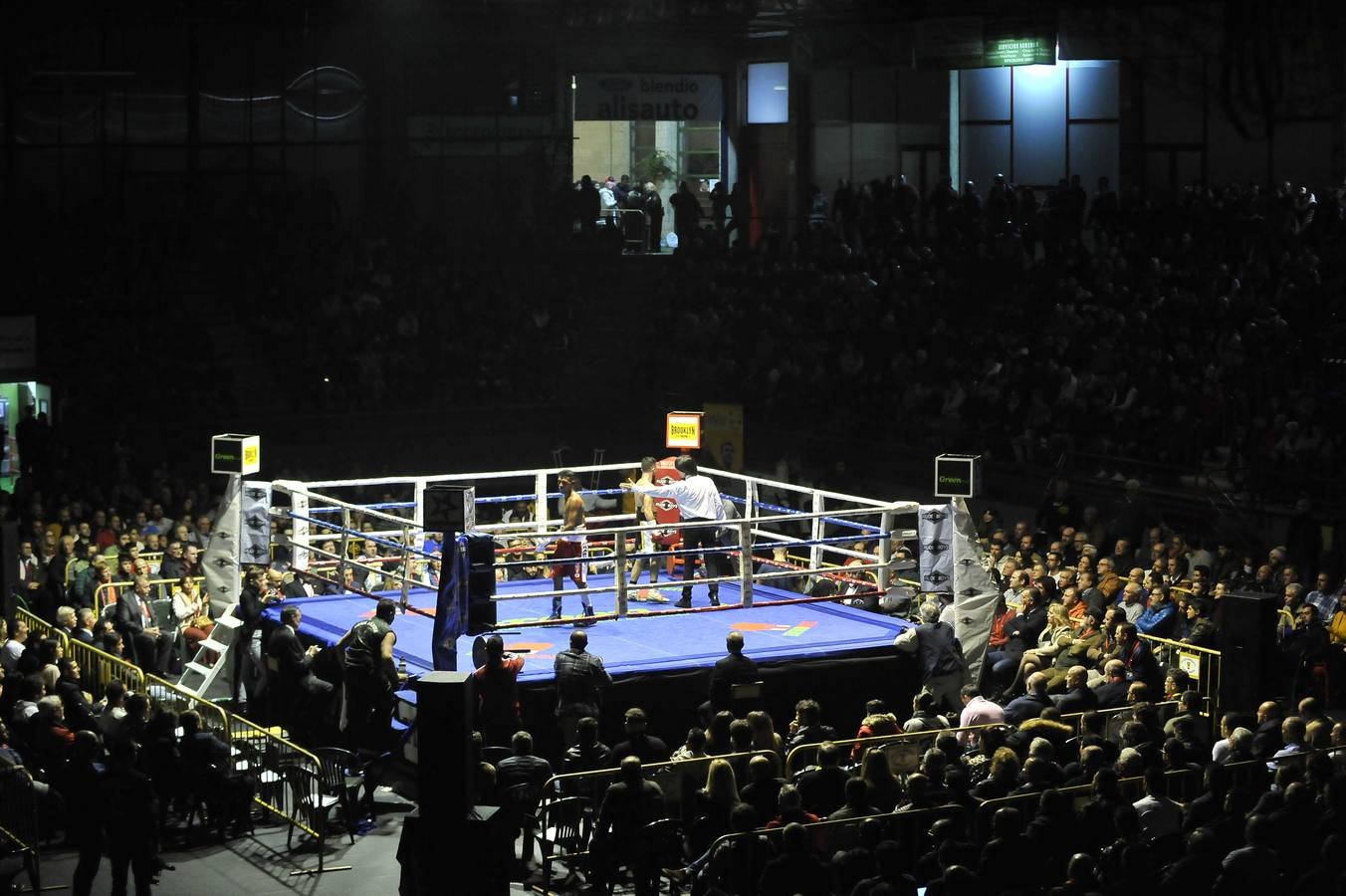 Una nueva velada con el Niño como protagonista y de nuevo un excepcional ambiente en el Vicente Trueba, con colas ya desde primera hora, antes de que comenzara la jornada, que tenía previsto su primer combate para las ocho de la tarde. Y ya desde el principio las gradas del pabellón mostraban una buena afluencia, destinada a multiplicarse para la cita estelar de la noche. También en los alrededores se aprecia el movimiento propio de estas ocasiones, en una noche de sábado en la que el deporte convive con la jornada de puente y fiestas en la Plaza Mayor y la Plaza Roja. En total, más de 2.000 personas para seguir con atención la tercera defensa del título del campeón torrelaveguense, siempre volcado con una ciudad que sabe devolverle el cariño.