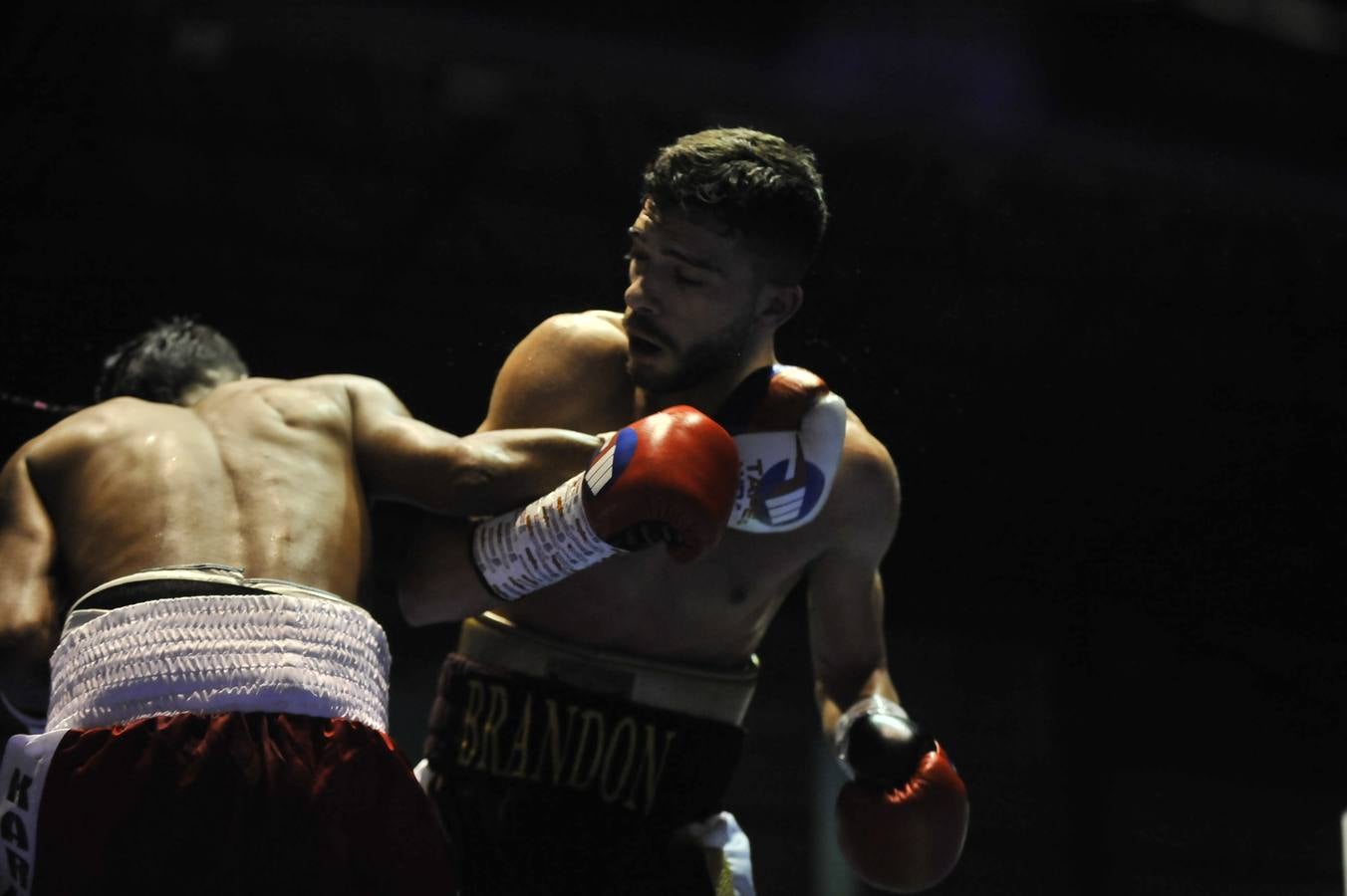 Una nueva velada con el Niño como protagonista y de nuevo un excepcional ambiente en el Vicente Trueba, con colas ya desde primera hora, antes de que comenzara la jornada, que tenía previsto su primer combate para las ocho de la tarde. Y ya desde el principio las gradas del pabellón mostraban una buena afluencia, destinada a multiplicarse para la cita estelar de la noche. También en los alrededores se aprecia el movimiento propio de estas ocasiones, en una noche de sábado en la que el deporte convive con la jornada de puente y fiestas en la Plaza Mayor y la Plaza Roja. En total, más de 2.000 personas para seguir con atención la tercera defensa del título del campeón torrelaveguense, siempre volcado con una ciudad que sabe devolverle el cariño.