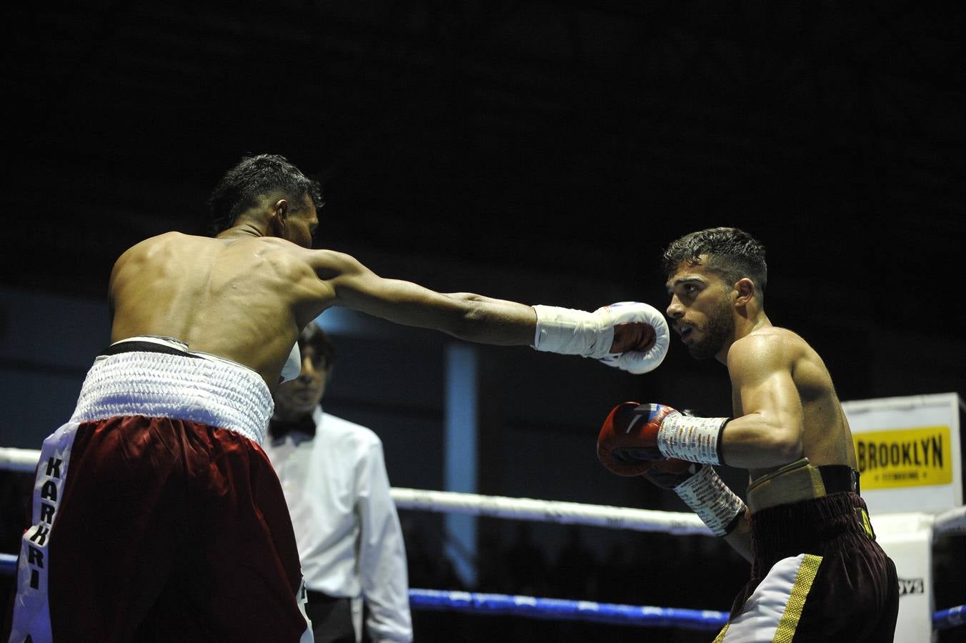 Una nueva velada con el Niño como protagonista y de nuevo un excepcional ambiente en el Vicente Trueba, con colas ya desde primera hora, antes de que comenzara la jornada, que tenía previsto su primer combate para las ocho de la tarde. Y ya desde el principio las gradas del pabellón mostraban una buena afluencia, destinada a multiplicarse para la cita estelar de la noche. También en los alrededores se aprecia el movimiento propio de estas ocasiones, en una noche de sábado en la que el deporte convive con la jornada de puente y fiestas en la Plaza Mayor y la Plaza Roja. En total, más de 2.000 personas para seguir con atención la tercera defensa del título del campeón torrelaveguense, siempre volcado con una ciudad que sabe devolverle el cariño.