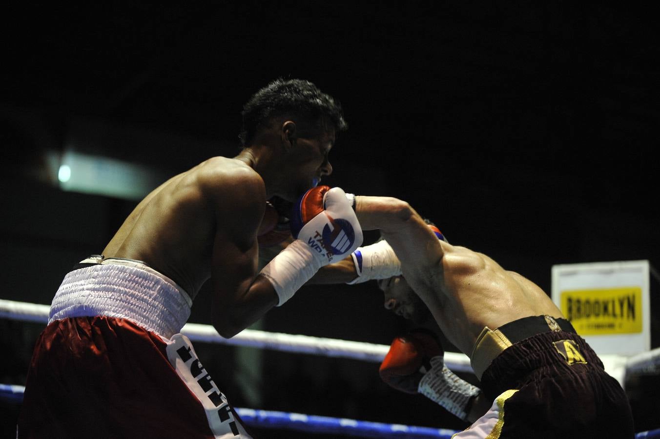 Una nueva velada con el Niño como protagonista y de nuevo un excepcional ambiente en el Vicente Trueba, con colas ya desde primera hora, antes de que comenzara la jornada, que tenía previsto su primer combate para las ocho de la tarde. Y ya desde el principio las gradas del pabellón mostraban una buena afluencia, destinada a multiplicarse para la cita estelar de la noche. También en los alrededores se aprecia el movimiento propio de estas ocasiones, en una noche de sábado en la que el deporte convive con la jornada de puente y fiestas en la Plaza Mayor y la Plaza Roja. En total, más de 2.000 personas para seguir con atención la tercera defensa del título del campeón torrelaveguense, siempre volcado con una ciudad que sabe devolverle el cariño.