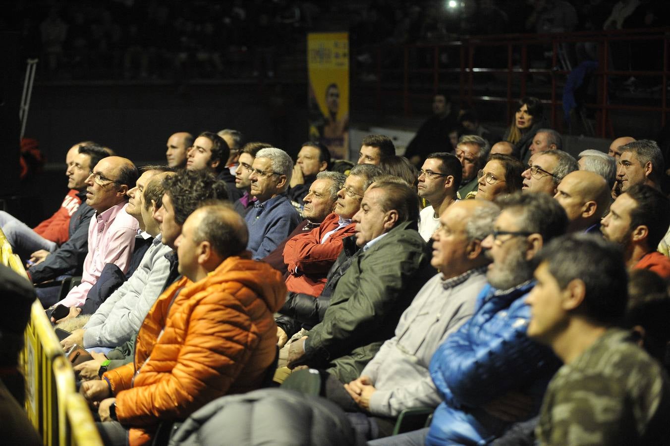 Una nueva velada con el Niño como protagonista y de nuevo un excepcional ambiente en el Vicente Trueba, con colas ya desde primera hora, antes de que comenzara la jornada, que tenía previsto su primer combate para las ocho de la tarde. Y ya desde el principio las gradas del pabellón mostraban una buena afluencia, destinada a multiplicarse para la cita estelar de la noche. También en los alrededores se aprecia el movimiento propio de estas ocasiones, en una noche de sábado en la que el deporte convive con la jornada de puente y fiestas en la Plaza Mayor y la Plaza Roja. En total, más de 2.000 personas para seguir con atención la tercera defensa del título del campeón torrelaveguense, siempre volcado con una ciudad que sabe devolverle el cariño.