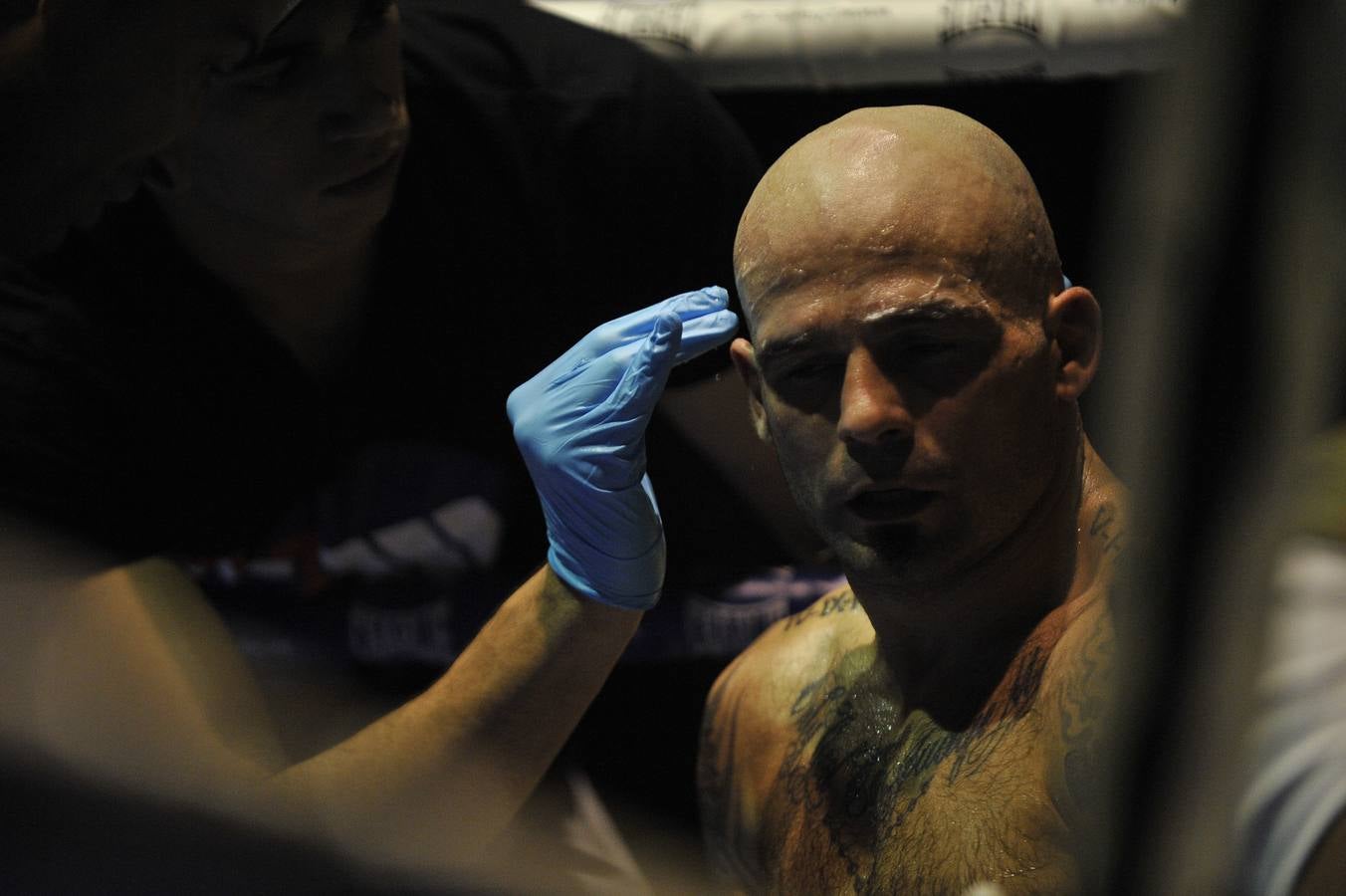 Una nueva velada con el Niño como protagonista y de nuevo un excepcional ambiente en el Vicente Trueba, con colas ya desde primera hora, antes de que comenzara la jornada, que tenía previsto su primer combate para las ocho de la tarde. Y ya desde el principio las gradas del pabellón mostraban una buena afluencia, destinada a multiplicarse para la cita estelar de la noche. También en los alrededores se aprecia el movimiento propio de estas ocasiones, en una noche de sábado en la que el deporte convive con la jornada de puente y fiestas en la Plaza Mayor y la Plaza Roja. En total, más de 2.000 personas para seguir con atención la tercera defensa del título del campeón torrelaveguense, siempre volcado con una ciudad que sabe devolverle el cariño.