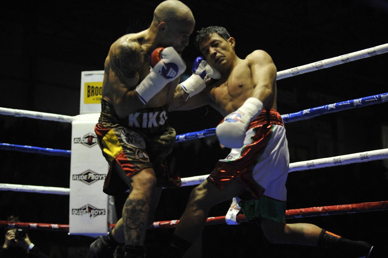 Una nueva velada con el Niño como protagonista y de nuevo un excepcional ambiente en el Vicente Trueba, con colas ya desde primera hora, antes de que comenzara la jornada, que tenía previsto su primer combate para las ocho de la tarde. Y ya desde el principio las gradas del pabellón mostraban una buena afluencia, destinada a multiplicarse para la cita estelar de la noche. También en los alrededores se aprecia el movimiento propio de estas ocasiones, en una noche de sábado en la que el deporte convive con la jornada de puente y fiestas en la Plaza Mayor y la Plaza Roja. En total, más de 2.000 personas para seguir con atención la tercera defensa del título del campeón torrelaveguense, siempre volcado con una ciudad que sabe devolverle el cariño.