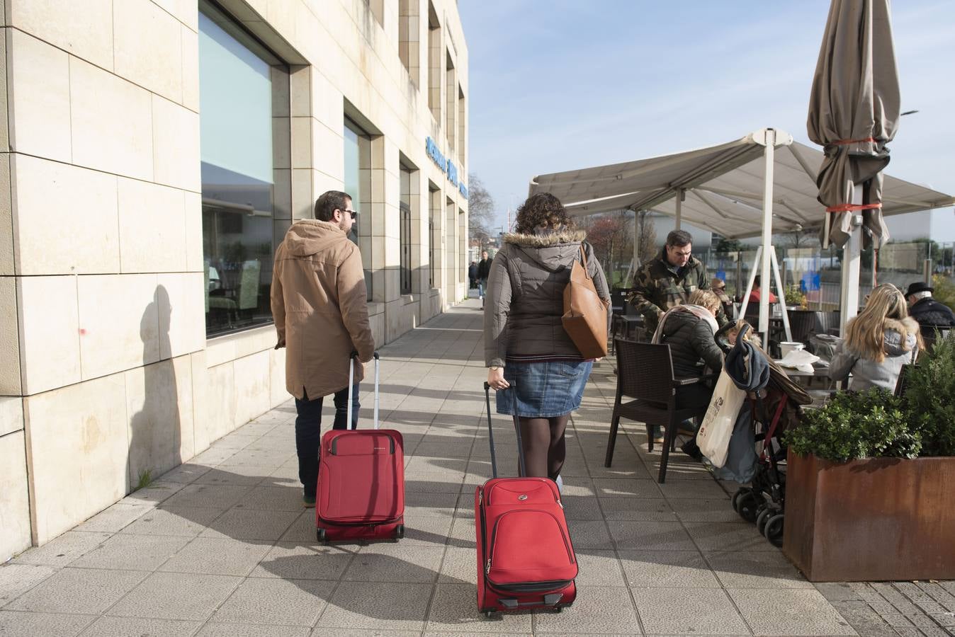 Los primeros turistas llegaron ayer a Santander con muchos planes para visitar la ciudad, la costa y el interior de la región.