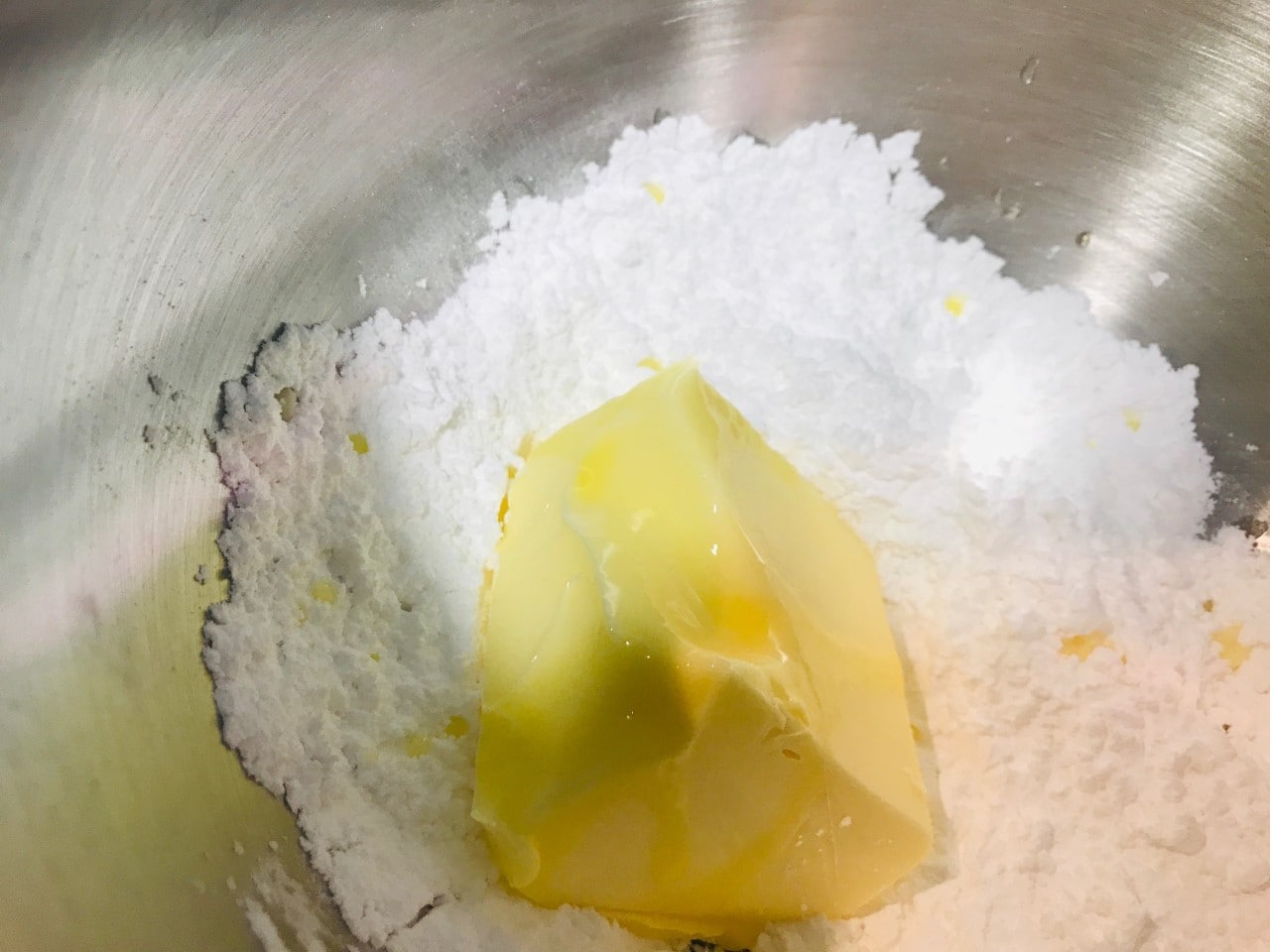 PASTAS DE COCO. 2-Poner en una amasadora el azúcar glas y la mantequilla.